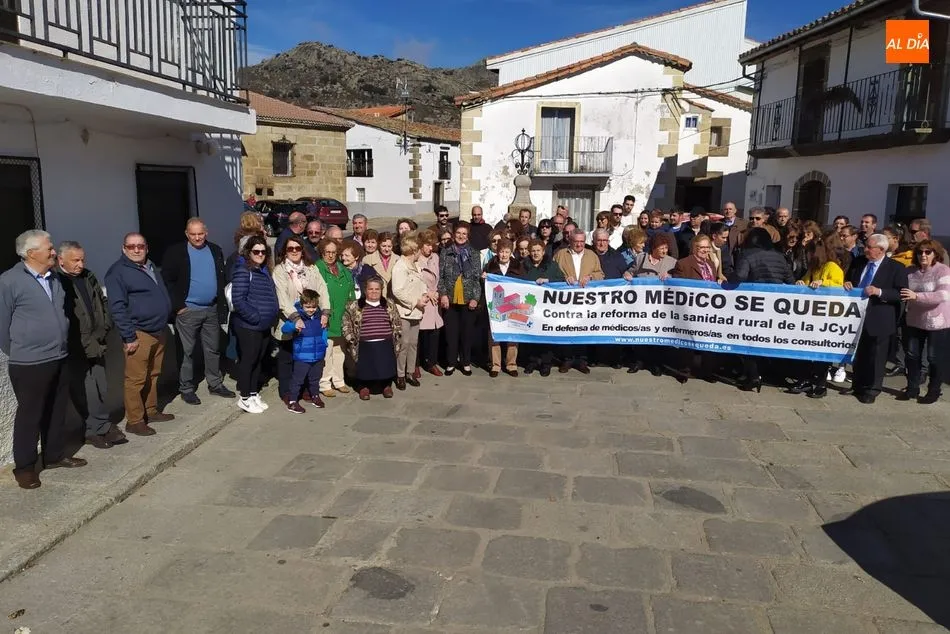 Foto 6 - Los vecinos de Valdesangil se manifiestan contra el cierre de los consultorios rurales