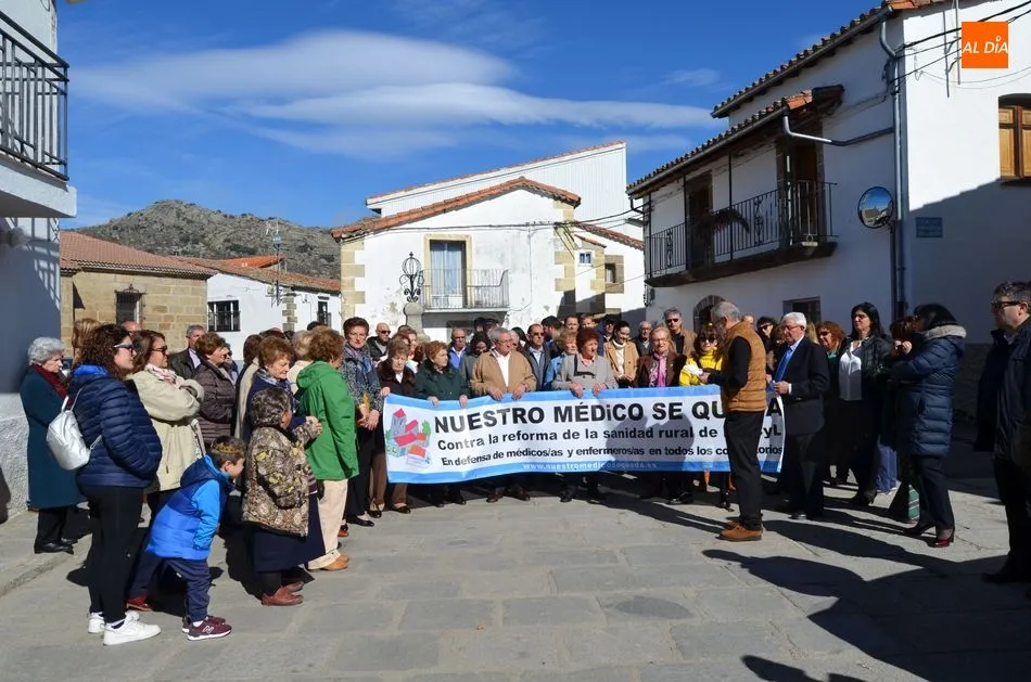 Foto 5 - Los vecinos de Valdesangil se manifiestan contra el cierre de los consultorios rurales