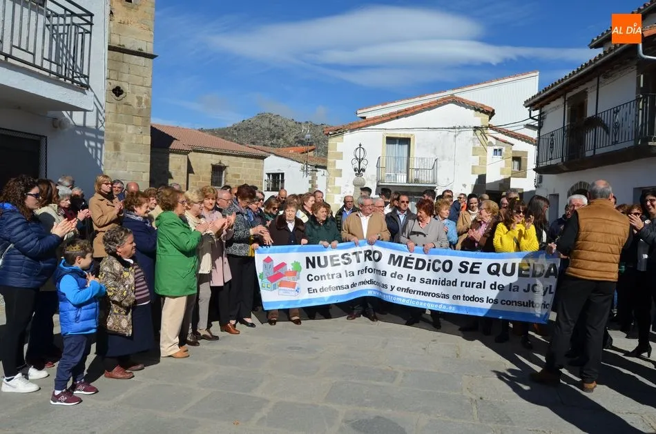 Foto 4 - Los vecinos de Valdesangil se manifiestan contra el cierre de los consultorios rurales