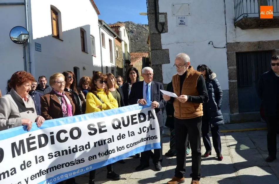 Foto 3 - Los vecinos de Valdesangil se manifiestan contra el cierre de los consultorios rurales