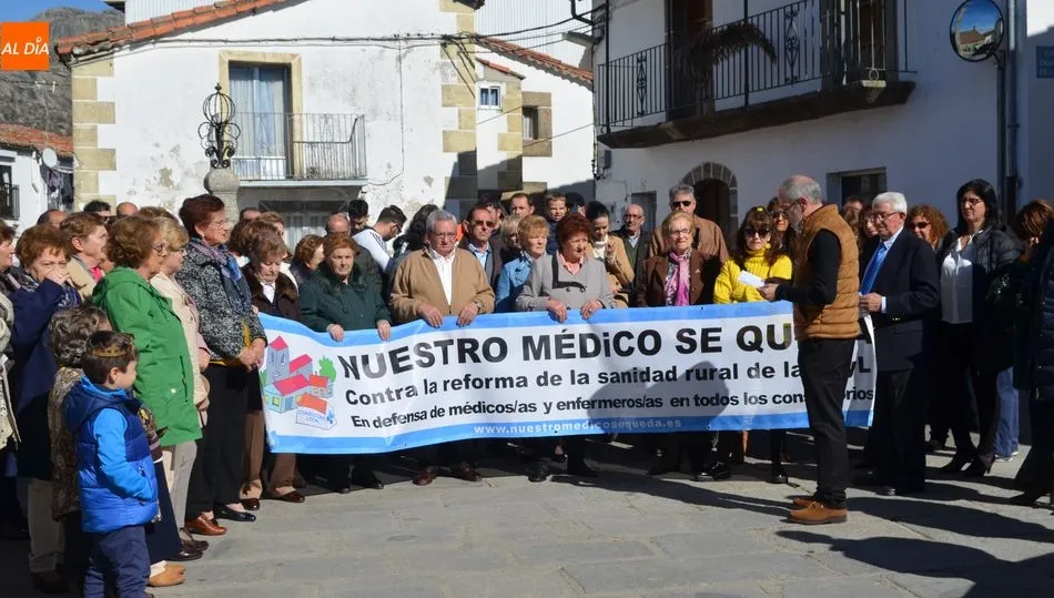 Foto 2 - Los vecinos de Valdesangil se manifiestan contra el cierre de los consultorios rurales