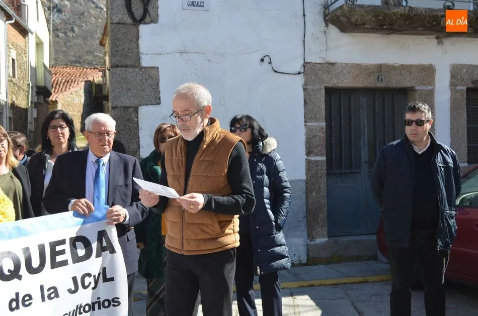 Foto 7 - Los vecinos de Valdesangil se manifiestan contra el cierre de los consultorios rurales