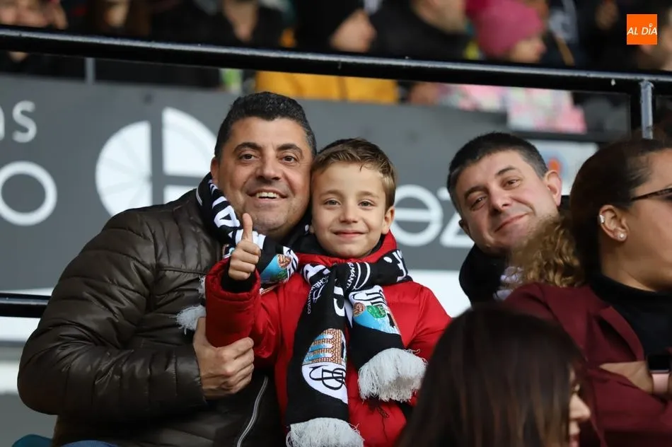 Un padre y un hijo ven el partido / Lydia González