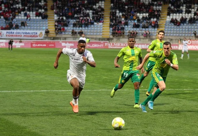 Kawaya trata de marcharse en velocidad de Góngora / CYD Leonesa