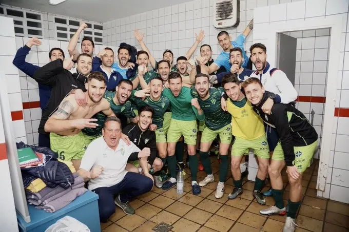Los jugadores del Guijuelo celebran la victoria en el vestuario / Guijuelo CF