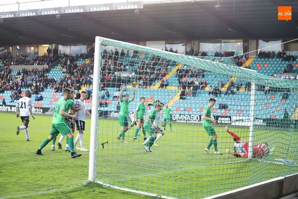 Foto 6 - El Salamanca UDS se queda con cara de tonto ante un Burgos con uno menos durante m&aacute;s de una hora...