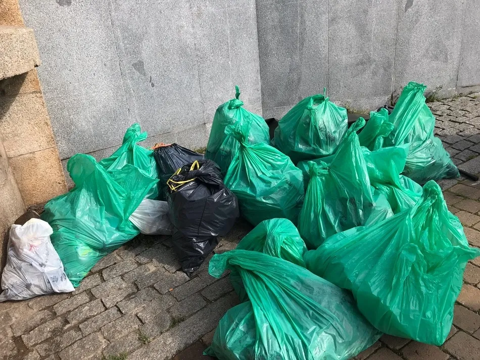 Foto 5 - Televisores, extintores, compresas y botellas, lo que los seguidores de Greta recogen del Tormes  