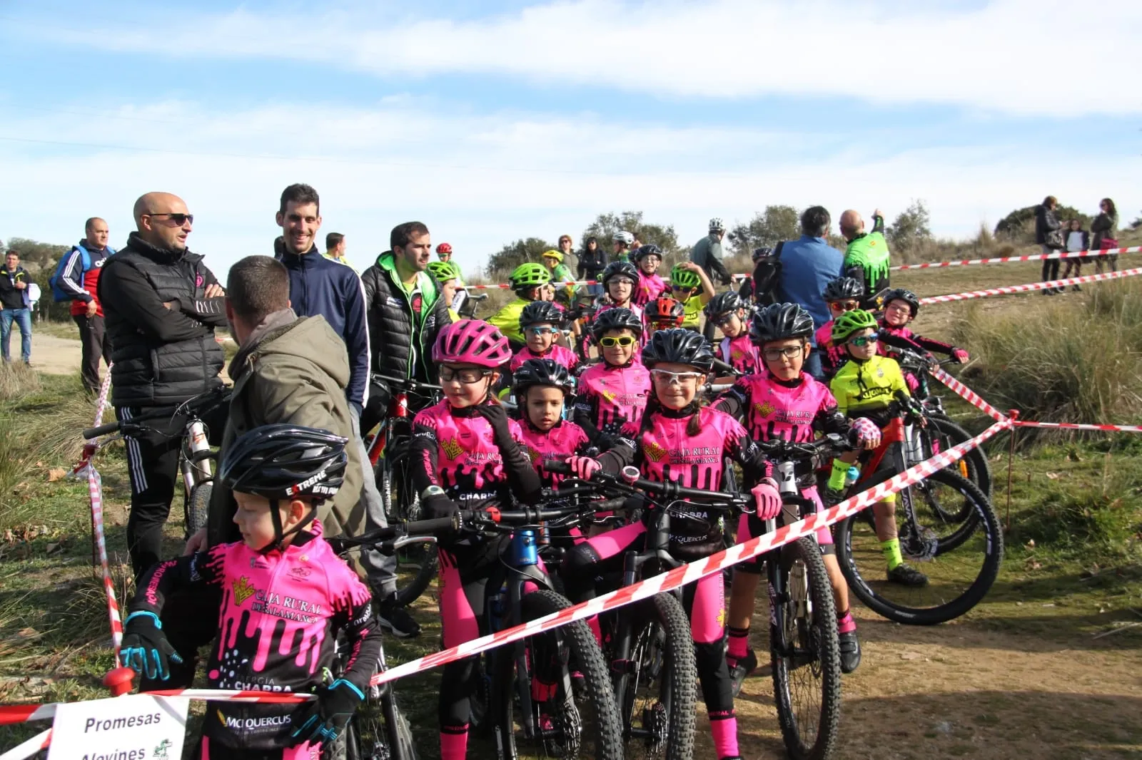 Integrantes del Club de Ciclismo Promesal antes de una prueba
