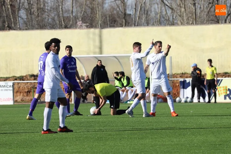 Foto 8 - El B&eacute;jar hace delirar al Mario Emilio tras tumbar a un Pe&ntilde;aranda l&iacute;der en el derbi (3-2)  
