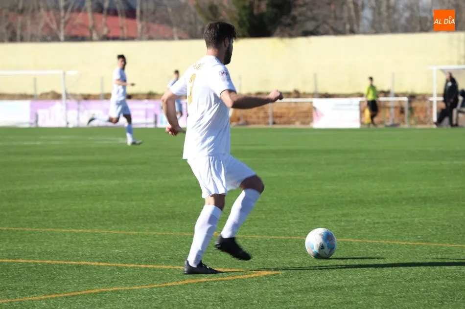Foto 5 - El B&eacute;jar hace delirar al Mario Emilio tras tumbar a un Pe&ntilde;aranda l&iacute;der en el derbi (3-2)  