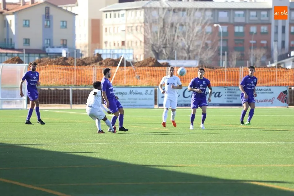 Foto 4 - El B&eacute;jar hace delirar al Mario Emilio tras tumbar a un Pe&ntilde;aranda l&iacute;der en el derbi (3-2)  