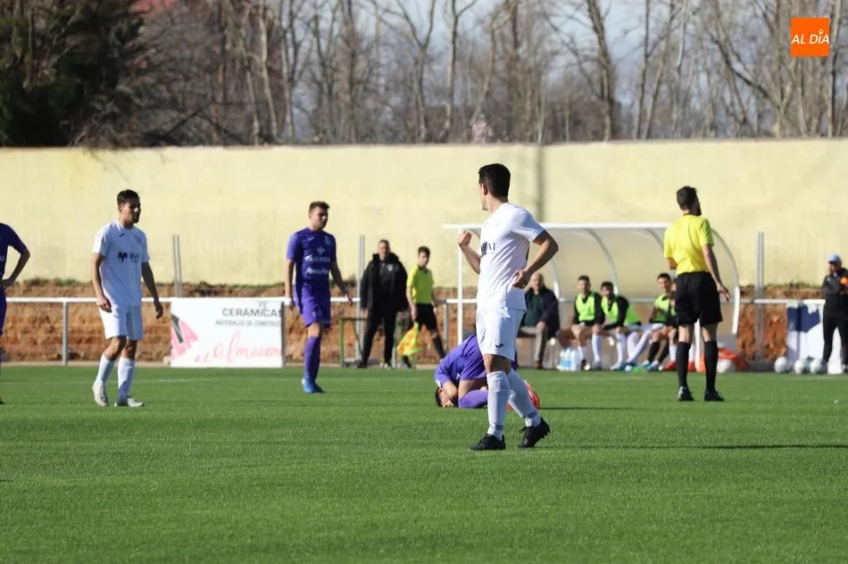 Foto 2 - El B&eacute;jar hace delirar al Mario Emilio tras tumbar a un Pe&ntilde;aranda l&iacute;der en el derbi (3-2)  