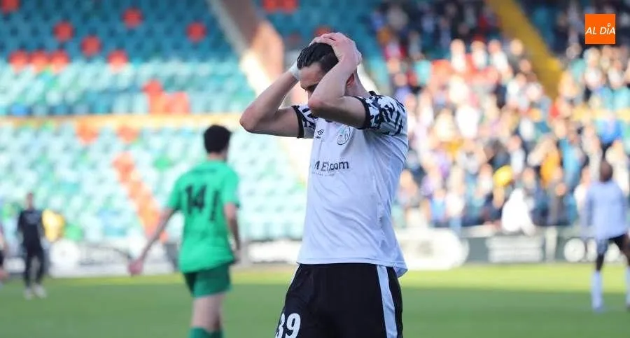 Día negro para el Salamanca UDS que no fue capaz de doblegar a un rival en inferioridad numérica. Foto de Lydia González