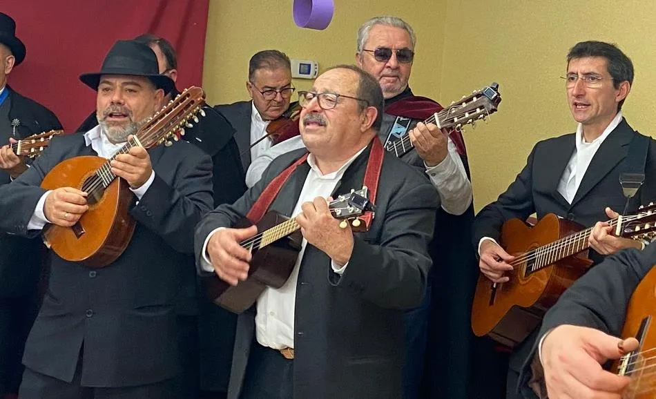 Foto 6 - La Rondalla III Columnas recorre las residencias de mayores para hacerles vivir el Carnaval  