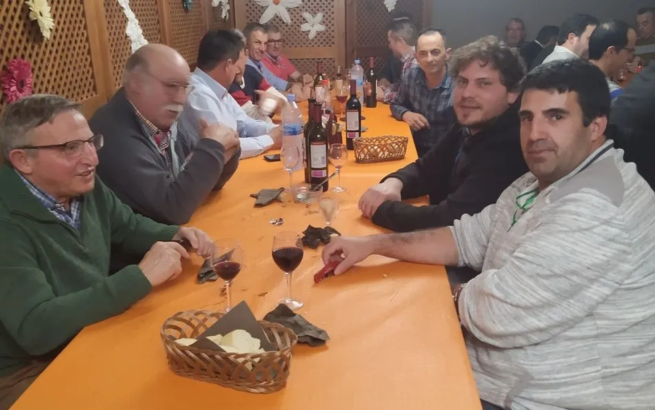 Cerca de 40 hombres celebran una cena de ‘Águedos’ en El Sahugo  