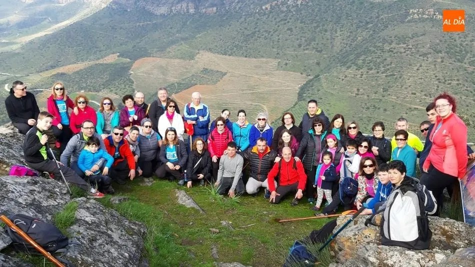 En la ruta participaron medio centenar de senderistas / CD ABADENGO EN MARCHA