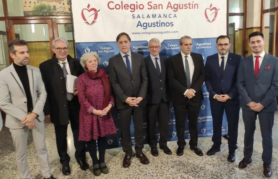 El secretario de Estado de Educación, Alejandro Tiana (cuarto por la derecha), junto al resto de autoridades en las jornadas del Colegio San Agustín de Salamanca. Foto EP