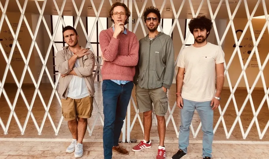 Erlend Øye es uno de los componentes del archiconocido dúo noruego de indie-folk Kings Of Convenience, fundado en 1999 e icono del denominado de New Acoustic Movement