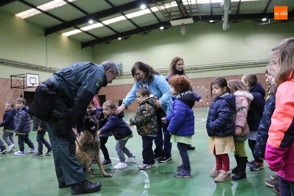 Foto 8 - La Guardia Civil se acerca en Vitigudino a los alumnos del CEIP Manuel Moreno Blanco  