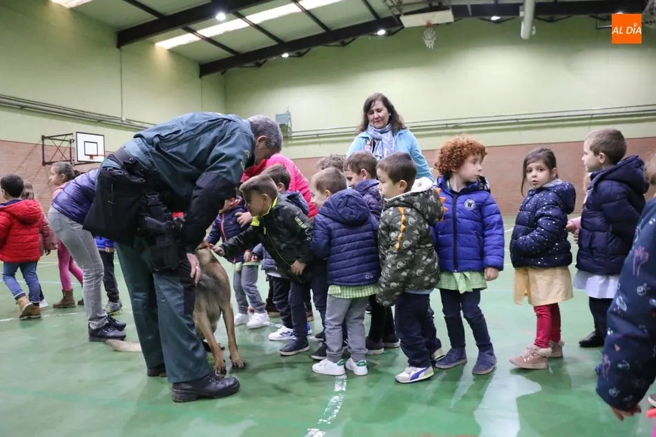 Foto 6 - La Guardia Civil se acerca en Vitigudino a los alumnos del CEIP Manuel Moreno Blanco  