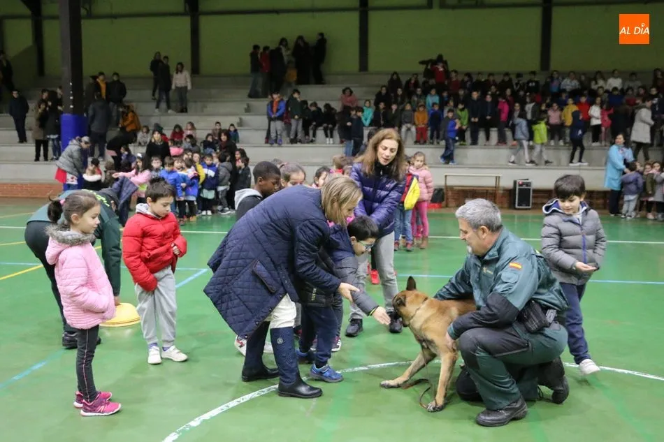 Foto 4 - La Guardia Civil se acerca en Vitigudino a los alumnos del CEIP Manuel Moreno Blanco  
