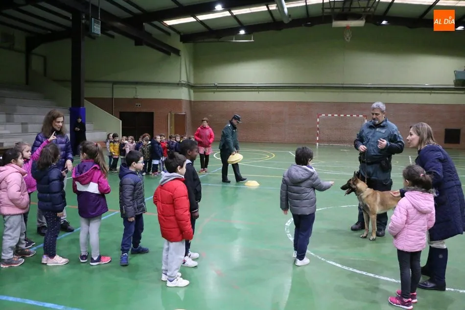 Foto 3 - La Guardia Civil se acerca en Vitigudino a los alumnos del CEIP Manuel Moreno Blanco  
