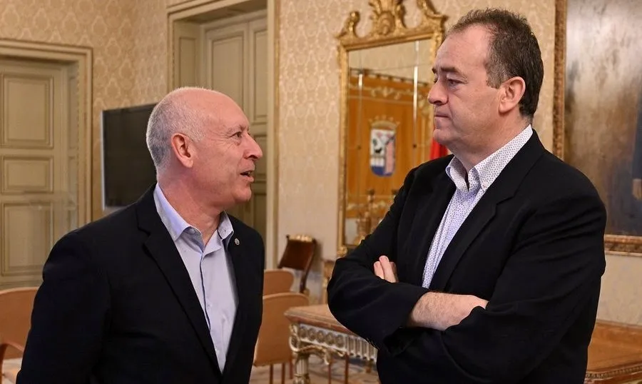 El concejal de Promoción Económica y Oportunidades de Inversión, Juan José Sánchez, acompañado por el presidente de la Confederación de Organizaciones de Empresarios Salmantinos (Confaes), Juan Manuel Gómez