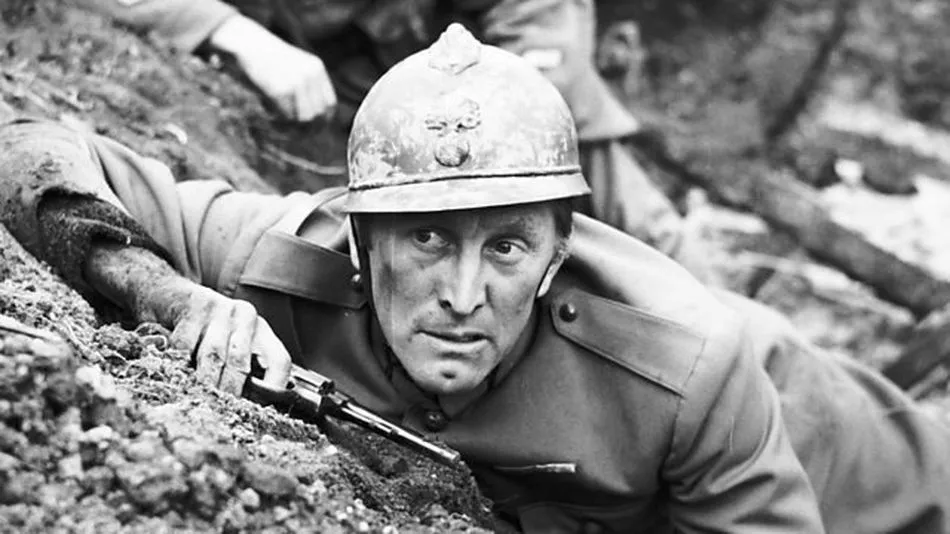 Kirk Douglas con un casco Adrian en su cabeza, en una escena de Senderos de Gloria. Foto: EP