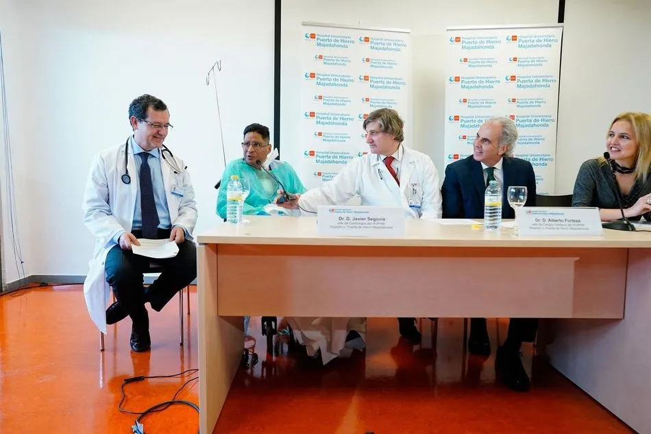 Equipo médico y receptor del corazón donado en el Hospital Puerta de Hierro. Foto: EP