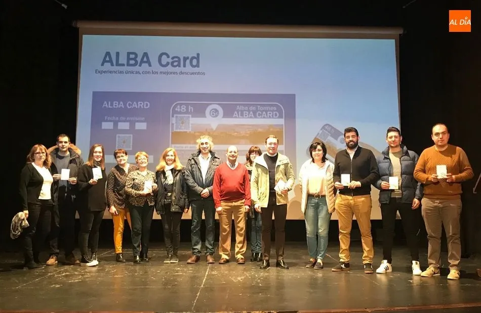 Foto de familia entre miembros de la Corporación Municipal y algunos gestores turísticos
