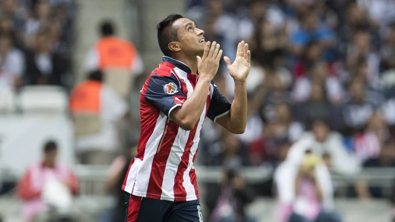 Edwin Hernández, con Chivas, en un partido