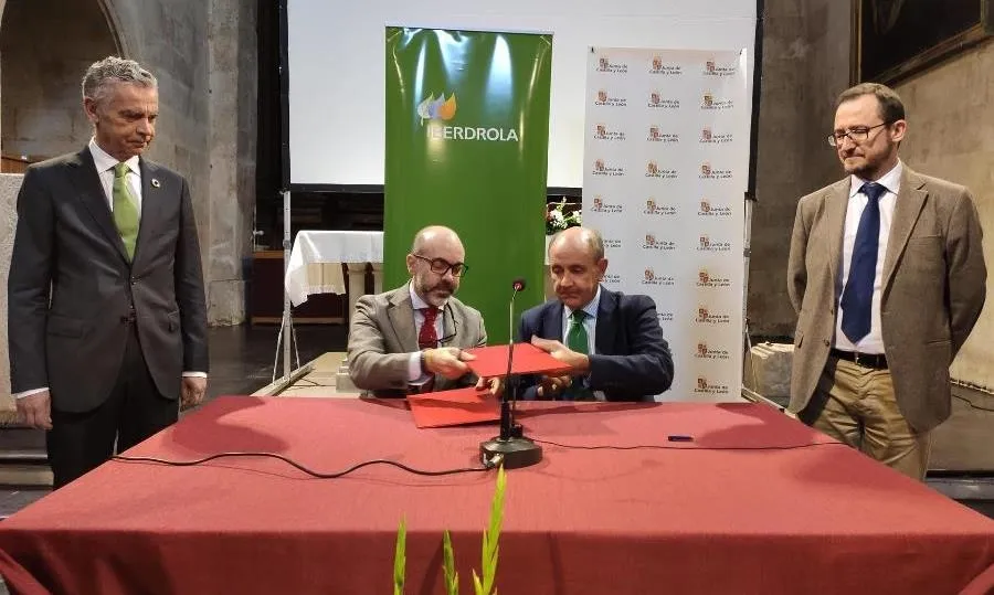 El consejero de Cultura de Castilla y León, Javier Ortega, y el director general de la Fundación Iberdrola España, Ramón Castresana, firman el convenio del Plan Románico Atlántico en Salamanca. Foto de EP