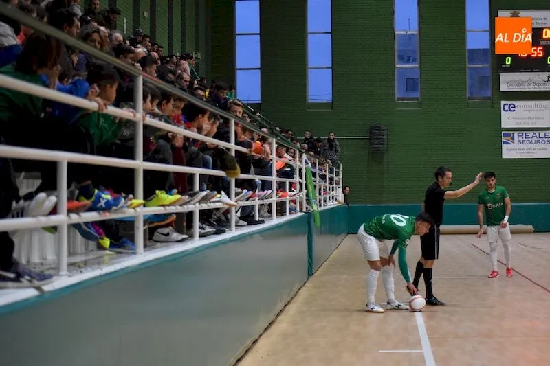 Los aficionados observan atentos un partido del Piensos Durán Albense / Pedro Zaballos