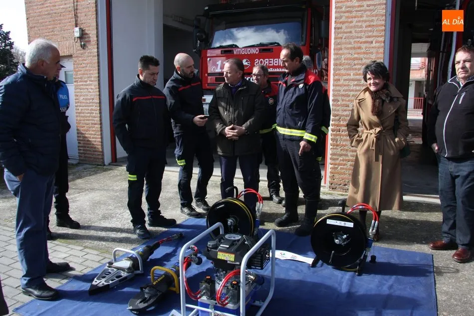 Foto 3 - La Diputaci&oacute;n entrega al Parque de Bomberos de Vitigudino un nuevo equipo de excarcelaci&oacute;n  