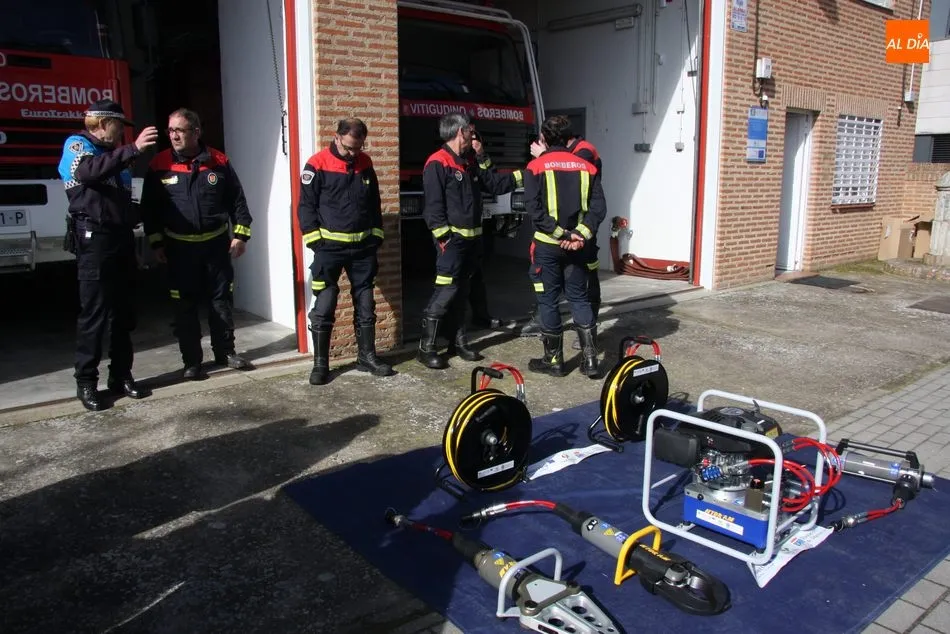 Foto 2 - La Diputaci&oacute;n entrega al Parque de Bomberos de Vitigudino un nuevo equipo de excarcelaci&oacute;n  