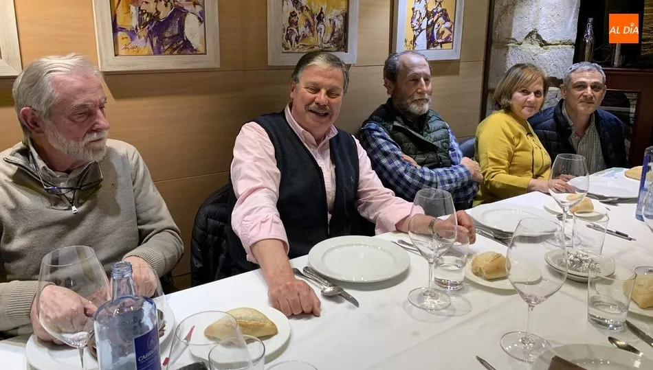 Varios integrantes de la cata junto con el director Fernando Arce a la izquierda de la imagen / FOTOS: JAVIER BRAGADO