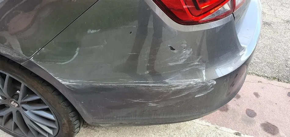 Golpean un vehículo estacionado en el Centro de Salud y se dan a la fuga sin dejar los datos  