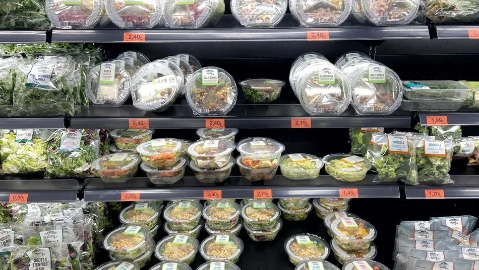 Neveras con packs de ensaladas en la sección de frutas y verduras de un supermercado. Foto: EP