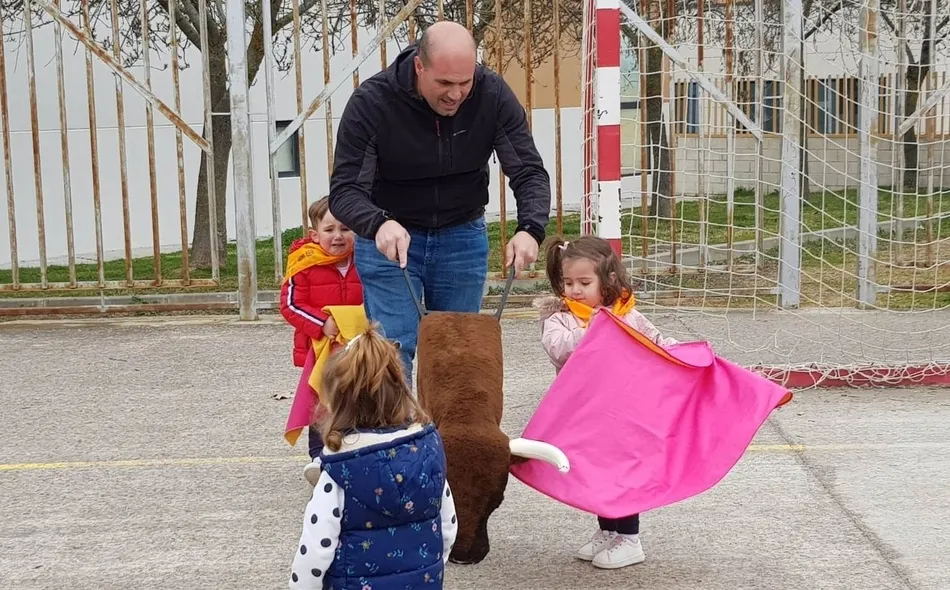 Foto 10 - Los peques de la Escuela Infantil se preparan para el Carnaval capote y muleta en mano  