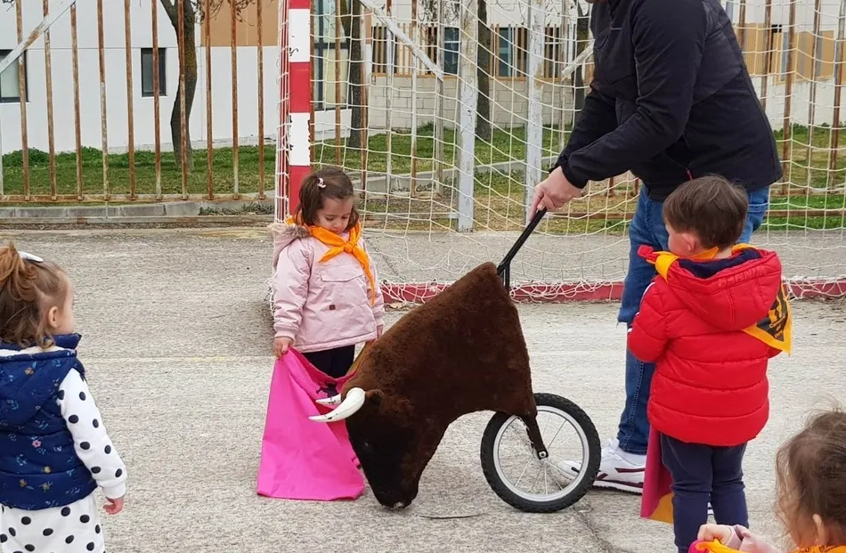 Foto 11 - Los peques de la Escuela Infantil se preparan para el Carnaval capote y muleta en mano  