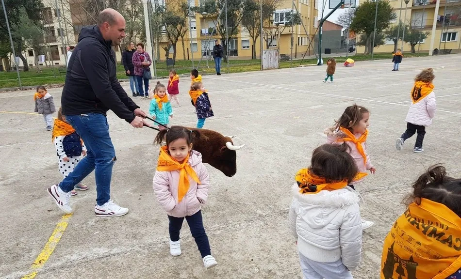 Foto 4 - Los peques de la Escuela Infantil se preparan para el Carnaval capote y muleta en mano  
