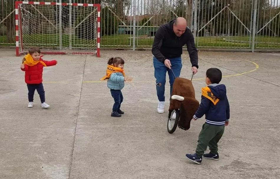 Foto 3 - Los peques de la Escuela Infantil se preparan para el Carnaval capote y muleta en mano  