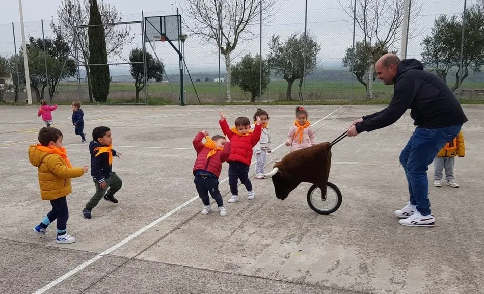 Foto 2 - Los peques de la Escuela Infantil se preparan para el Carnaval capote y muleta en mano  