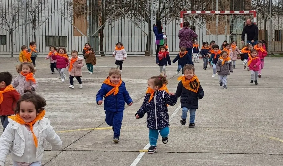 Foto 6 - Los peques de la Escuela Infantil se preparan para el Carnaval capote y muleta en mano  