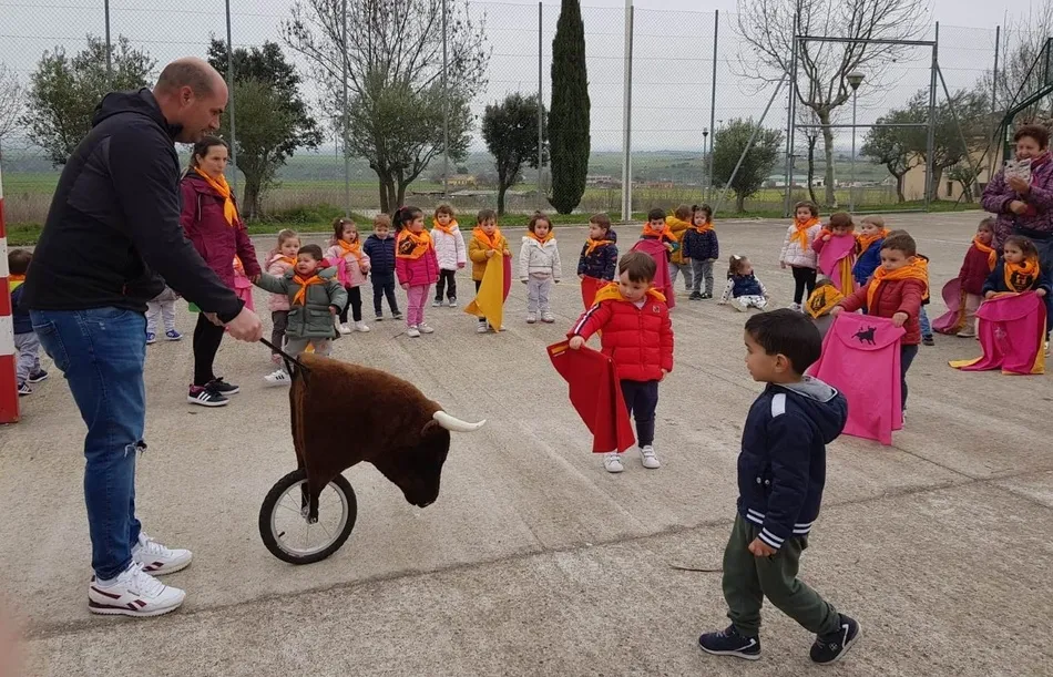 Los peques de la Escuela Infantil se preparan para el Carnaval capote y muleta en mano  