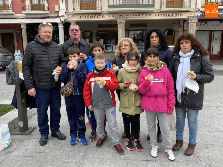 Foto 5 - Manos Unidas reparte m&aacute;s de 1.000 bocadillos ben&eacute;ficos en su tradicional &lsquo;Operaci&oacute;n Bocata&rsquo;