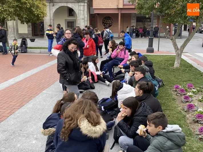 Foto 2 - Manos Unidas reparte m&aacute;s de 1.000 bocadillos ben&eacute;ficos en su tradicional &lsquo;Operaci&oacute;n Bocata&rsquo;
