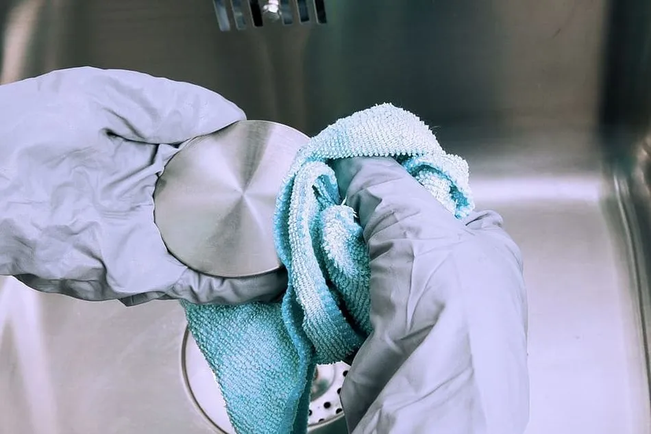 Los guantes forman parte del equipo imprescindible de limpieza