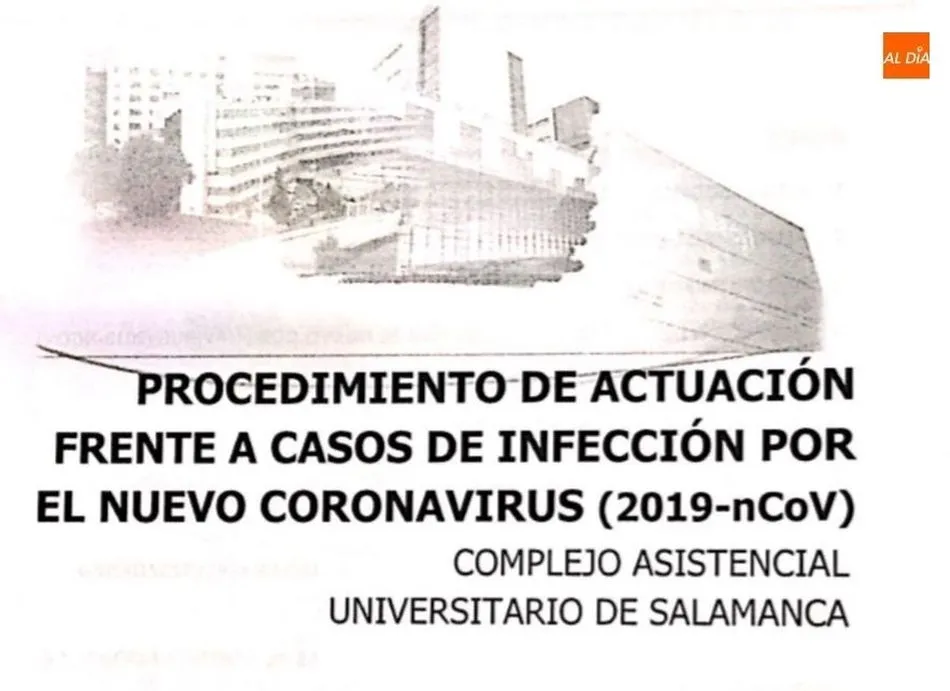 Portada del protocolo en manos del personal del Complejo Asistencial