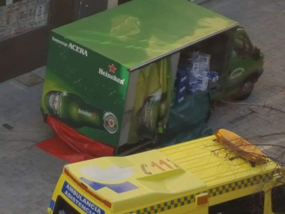 Foto 5 - Muere un hombre atropellado por un cami&oacute;n de reparto en la Plaza de la Reina  